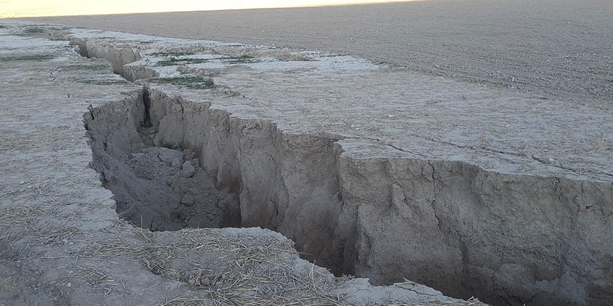 Aksaray'da dev yarıklar: 300 metre uzunluğunda, 5 metre eninde, 15 metre derinliğinde