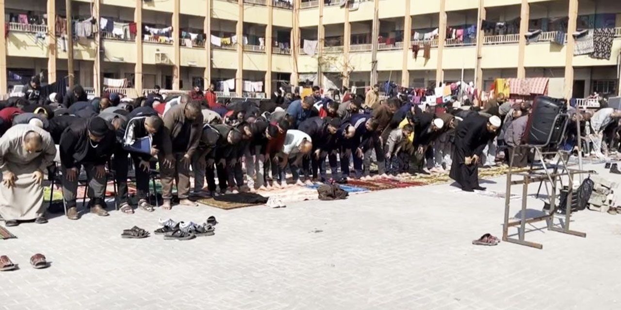 israil camileri yıktı: Gazzeliler cuma namazını sığındıkları okulda kıldı