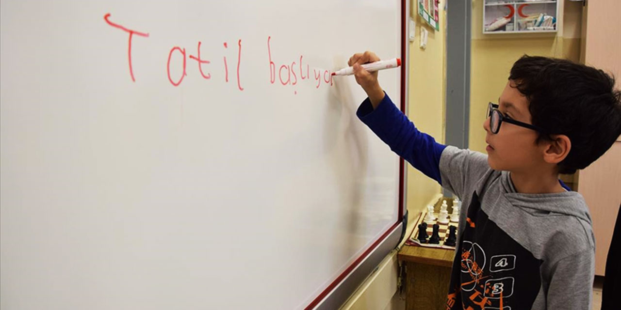 Okullarda yarıyıl tatili için 'karne zili' çalacak