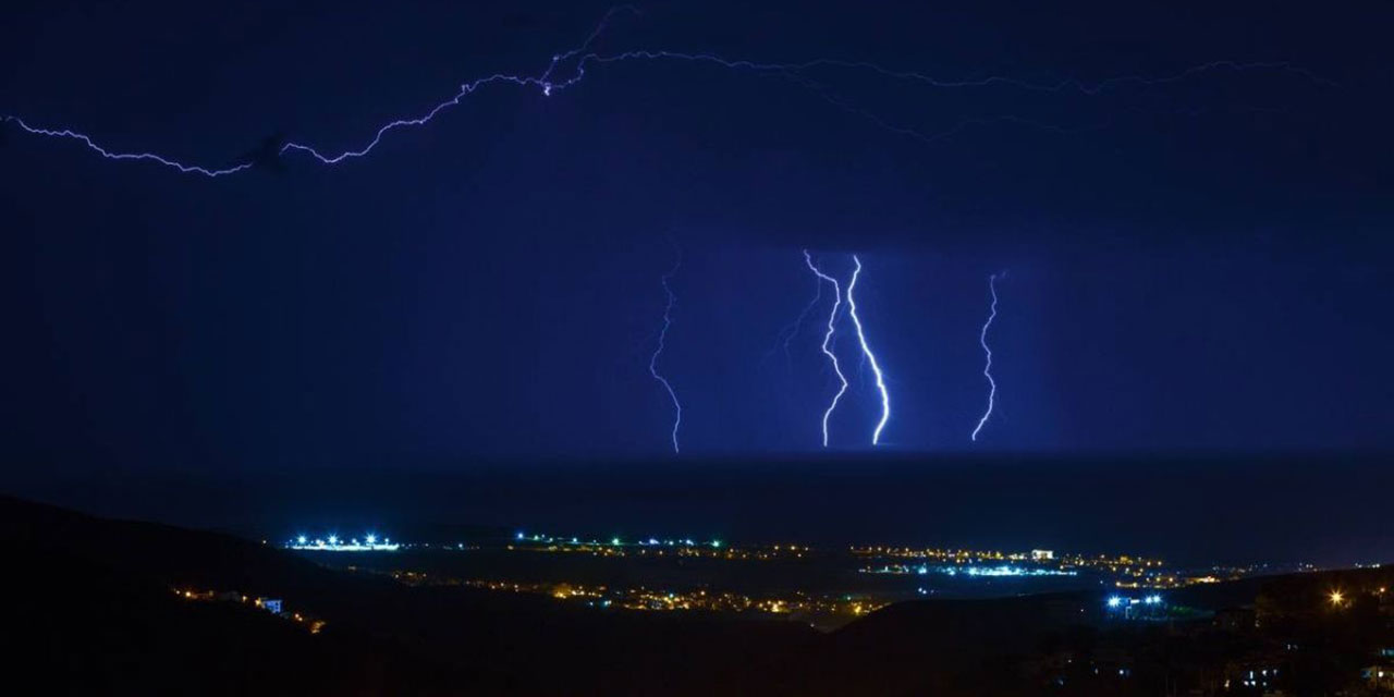 İskenderun Körfezi´nde şimşekler geceyi aydınlattı