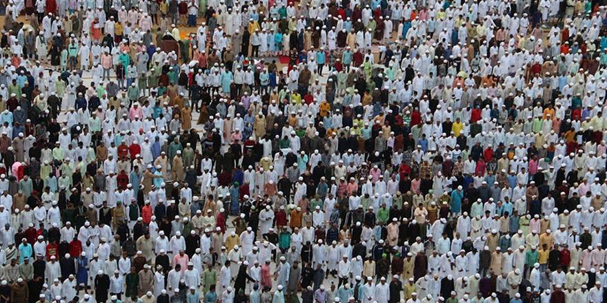 Hindistan'lı Müslümanlar bayram namazında buluştu