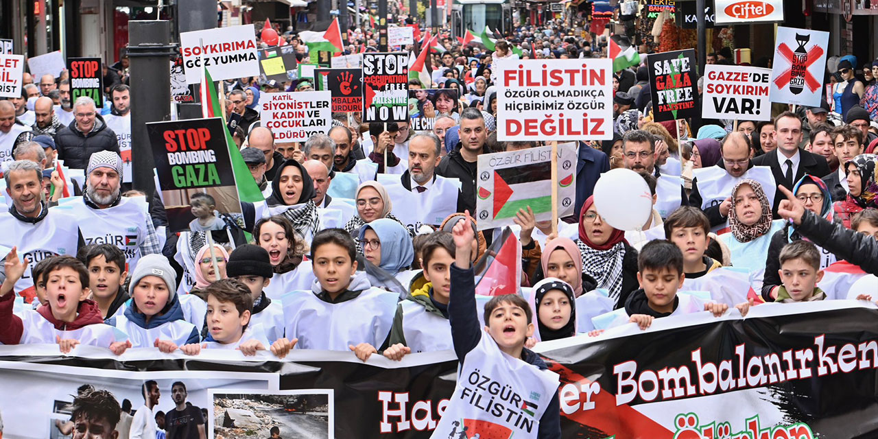 Bursalı çocuklar el ele tutuşarak Filistinli mazlumlar için insan zinciri oluşturdu