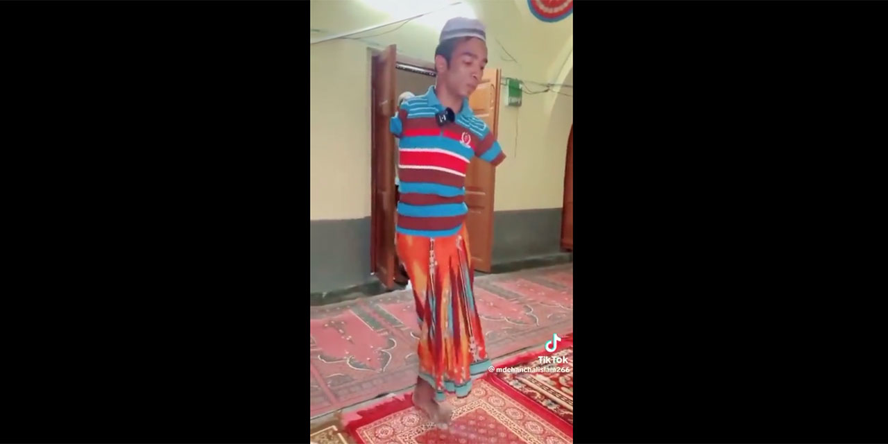 Subhanallah! Tek ayağıyla ayakta namaz kılıyor