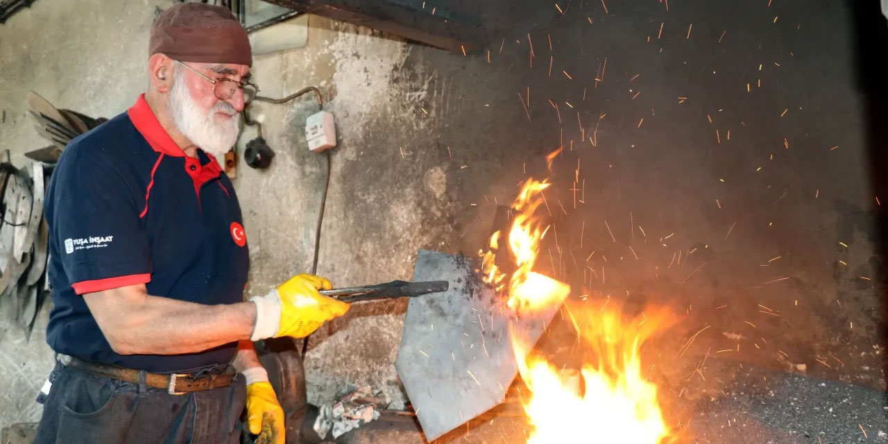 Maşallah: 81 yaşındaki Mücahit usta 70 yıldır ateşte demir dövüyor