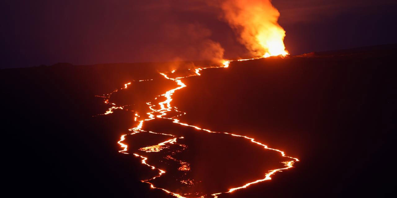Amerika'daki yanardağ patladı, alev deresi oluştu