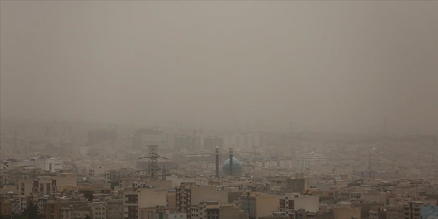 Tahran'da hava kirliliği nedeniyle tüm okullar ve kurumlar tatil edildi