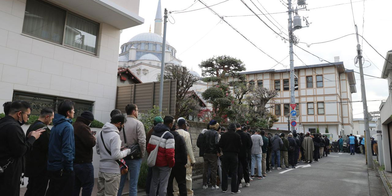 Japonya'da bayram namazı için kuyruğa girdiler