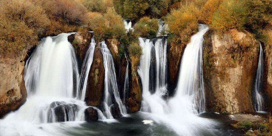 Sonbaharın renklerine bürünen Muradiye Şelalesi fotoğraf tutkunlarını ağırlıyor