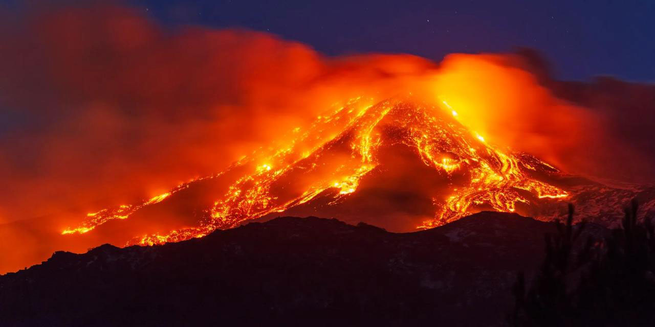 İtalya'da Etna Yanardağı kül ve lav püskürttü