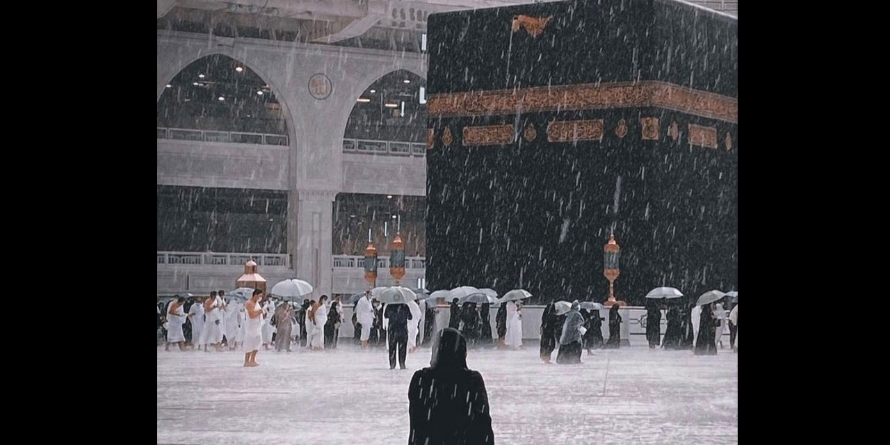 Kabe'de Rahmet yağmurlarının altında tavaf bir başka güzel
