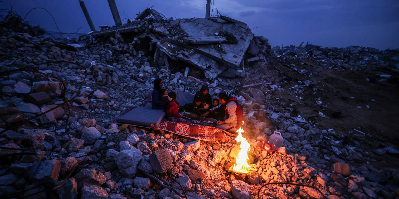 Filistinli aile yıkım ve enkaz arasında iftarlarını açtı