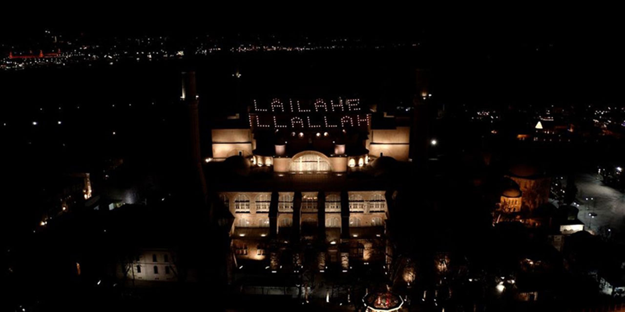 Ayasofya-i Kebir Camisi'ne Kelime-i Tevhid yazılı mahya asıldı