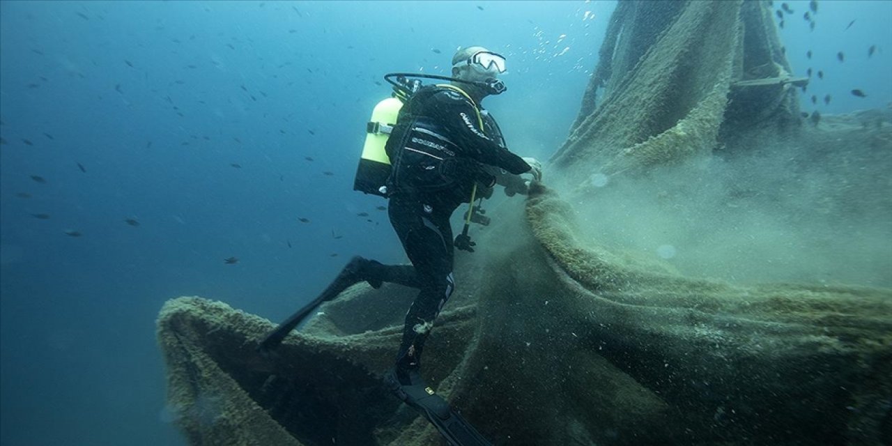 İzmirli dalgıçlar vira bismillah öncesi hayalet ağ temizledi