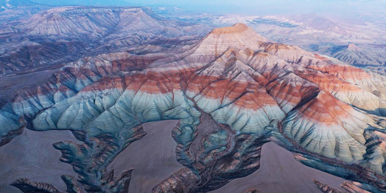 Ankara'nın gri, bakır ve sarı renkli Nallıhan Gökkuşağı Tepeleri