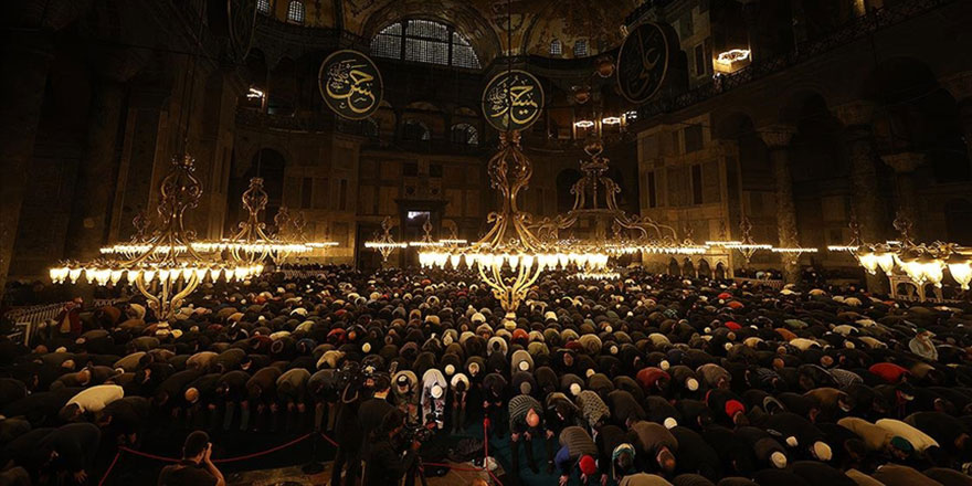 Ayasofya Camii'nde 88 yıl sonra ilk teravih namazı kılındı