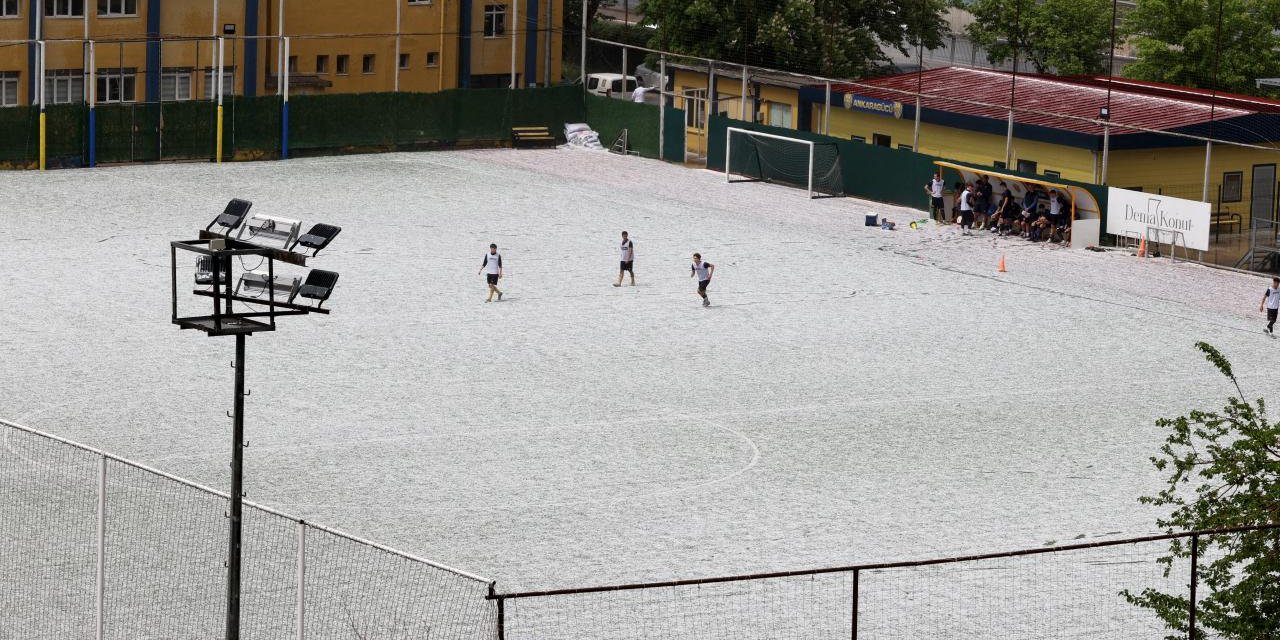 Ankara'da sağanak ve dolu yağdırıldı: Yeşil saha beyaza büründü