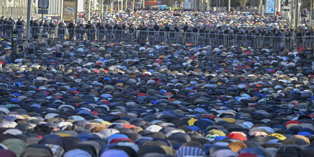 Rusya'da Bayramı namazında cemaat sokaklara taştı