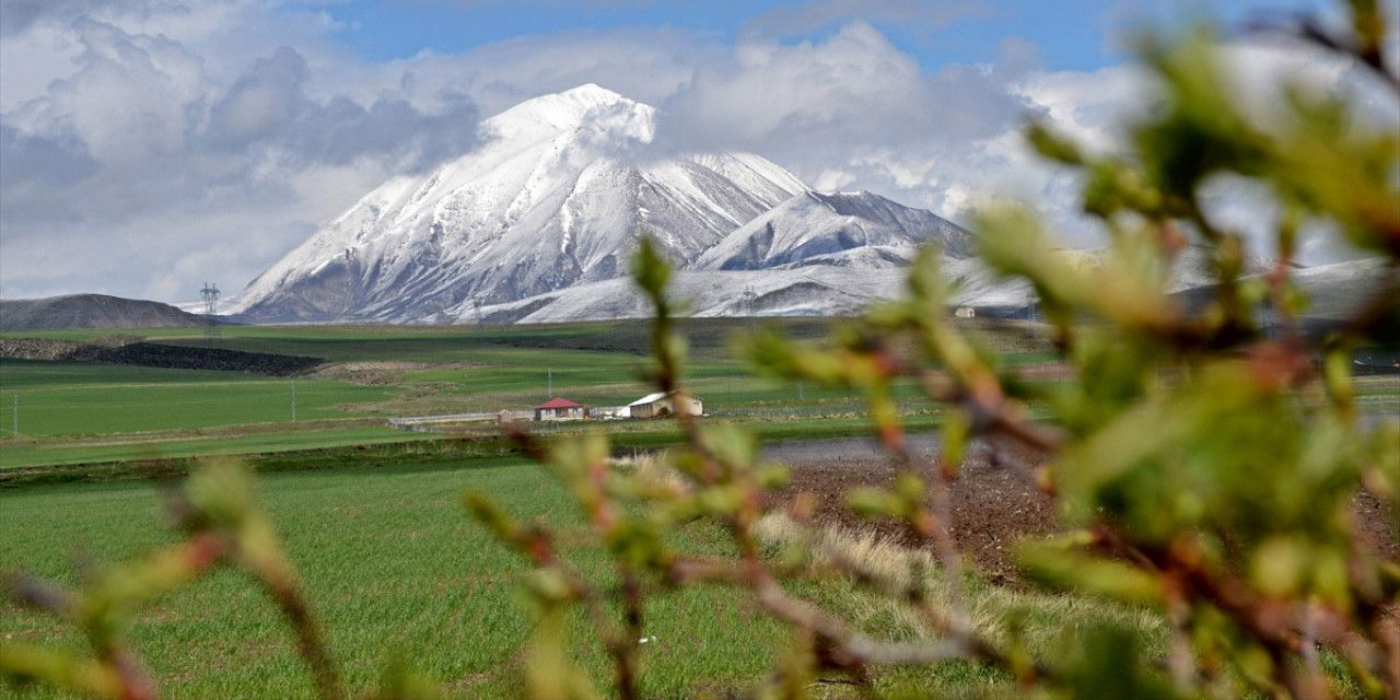 Ağrı'da bulunan Kösedağ Mayıs'ta beyaz rahmetle kaplandı