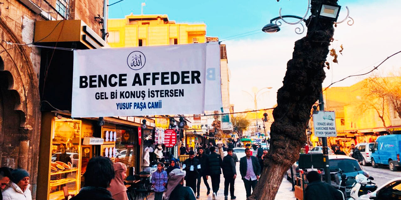 Cami imamı pankart astı: Bence affeder, gel konuş istersen!