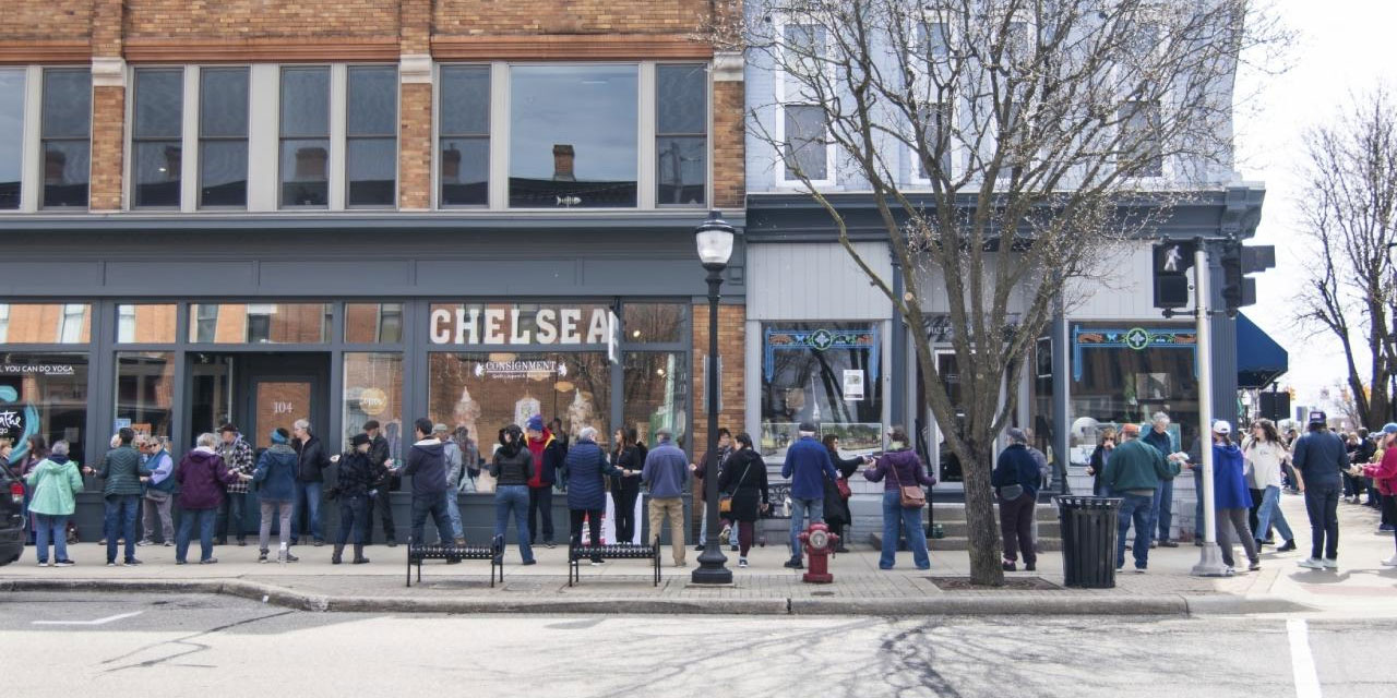 Kitapçının taşınması böyle oldu: İnsan zinciri ile 9 bin 100 kitap tek tek taşındı