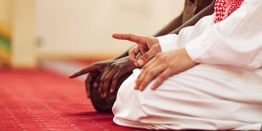 Namaz kılarken tahiyyatta işaret parmağı kaldırmak şart mı?