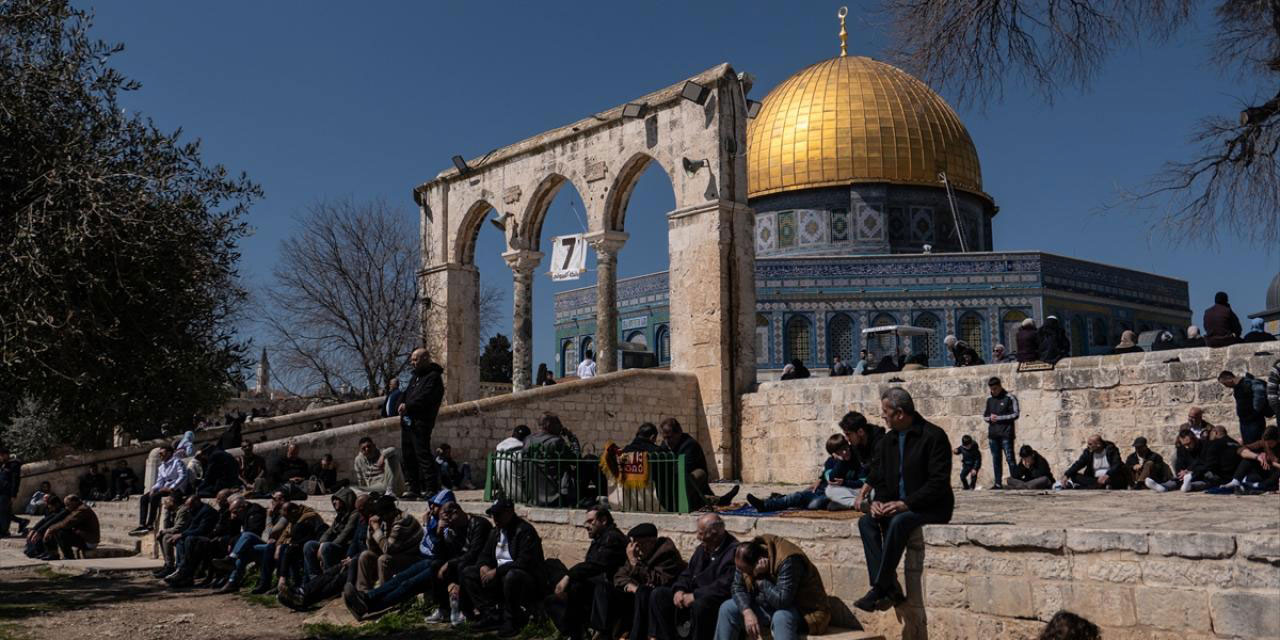Soykırımcı israil, Filistinlilerin Mescid-i Aksa'da cuma namazı kılmasını Ramazanda da engelliyor