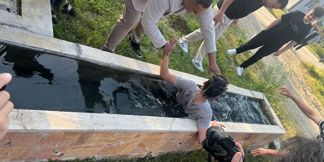 Bayram namazına gelmeyenleri buz gibi suya atan gelenek