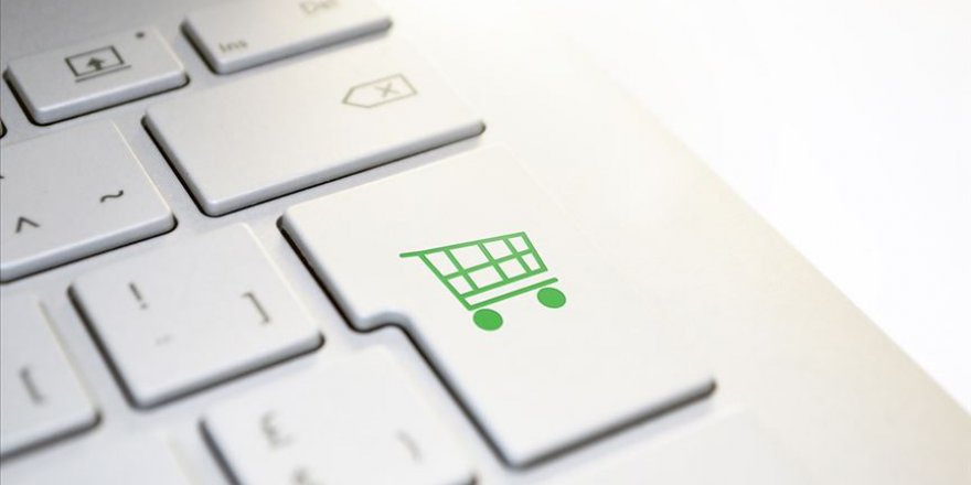 Kadınlar internetten alışverişi sevdi