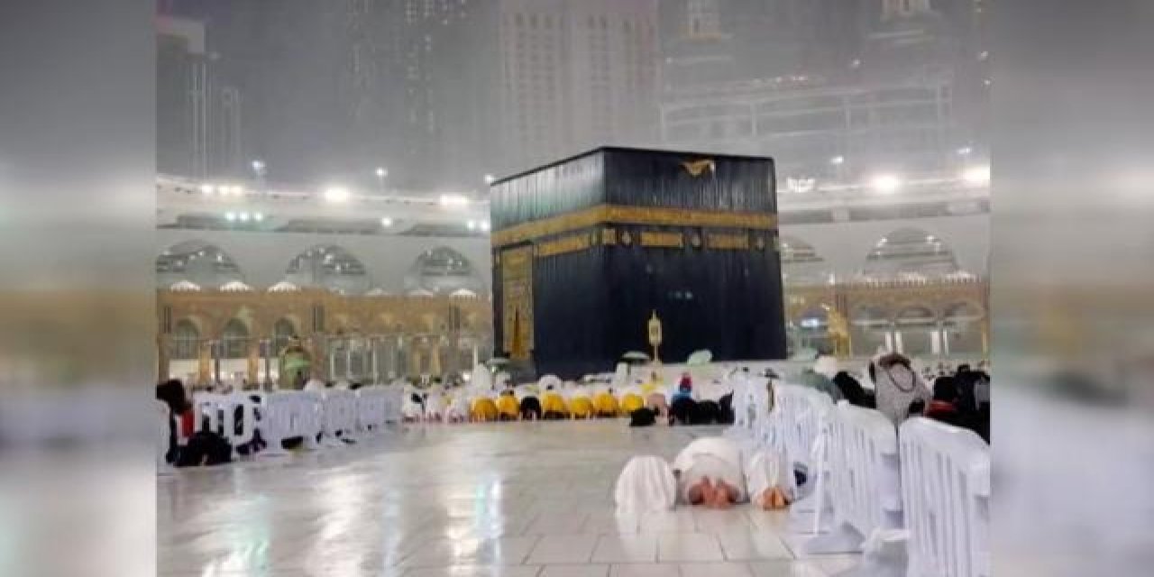 Yoğun yağış altında Kabe'de ibadet