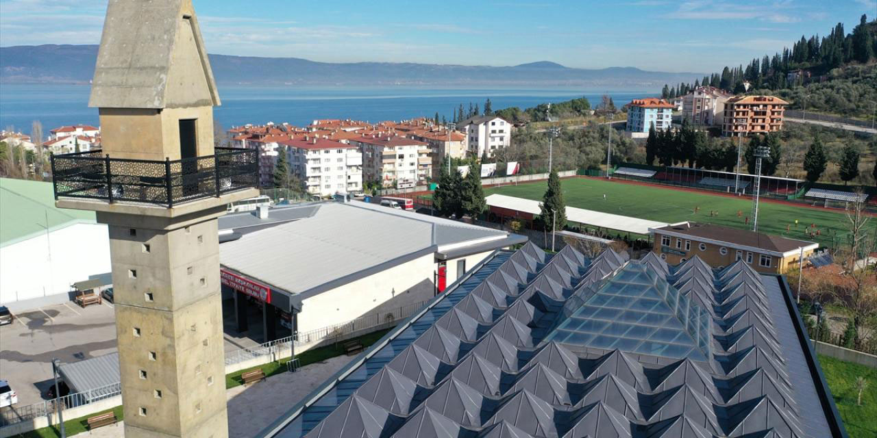 Cam kubbeli, kuş yuvalı minareli cami