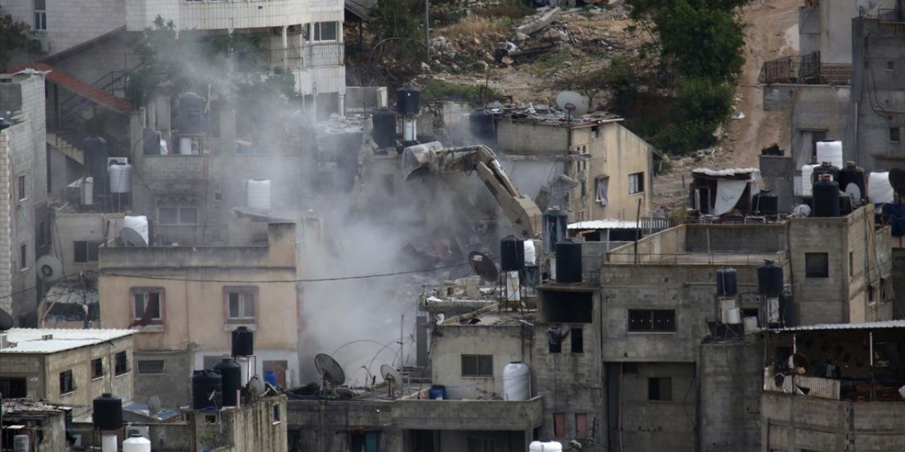 İşgalci israil, Batı Şeria'da Nur Şems Mülteci Kampı'nda Filistinlilerin evlerini yıkıyor