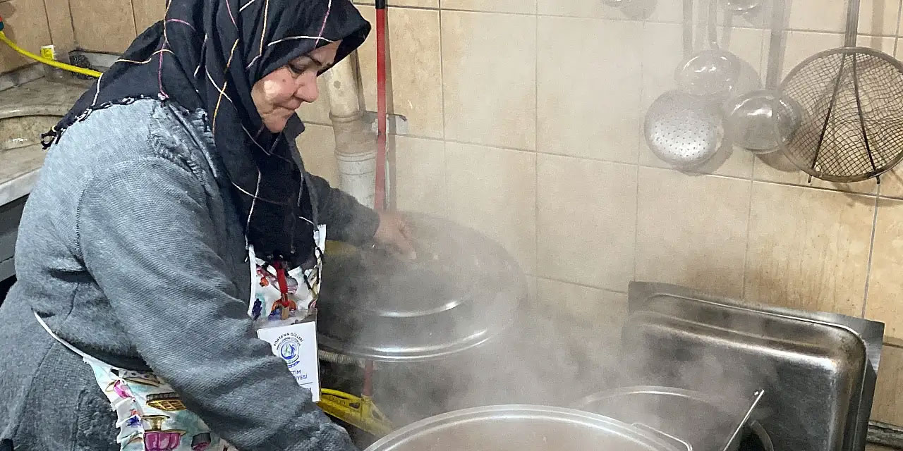 Emekli öğretmen, Konya'nın Gülleri meczuplar için elleri yana yana gönüllü aşçılık yapıyor