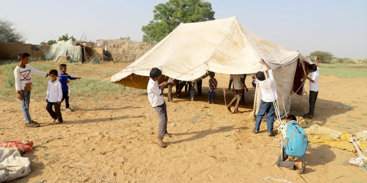 İç savaşın yaşandığı Yemen'de öğrenciler ve öğretmenler kendi okullarını kurdu