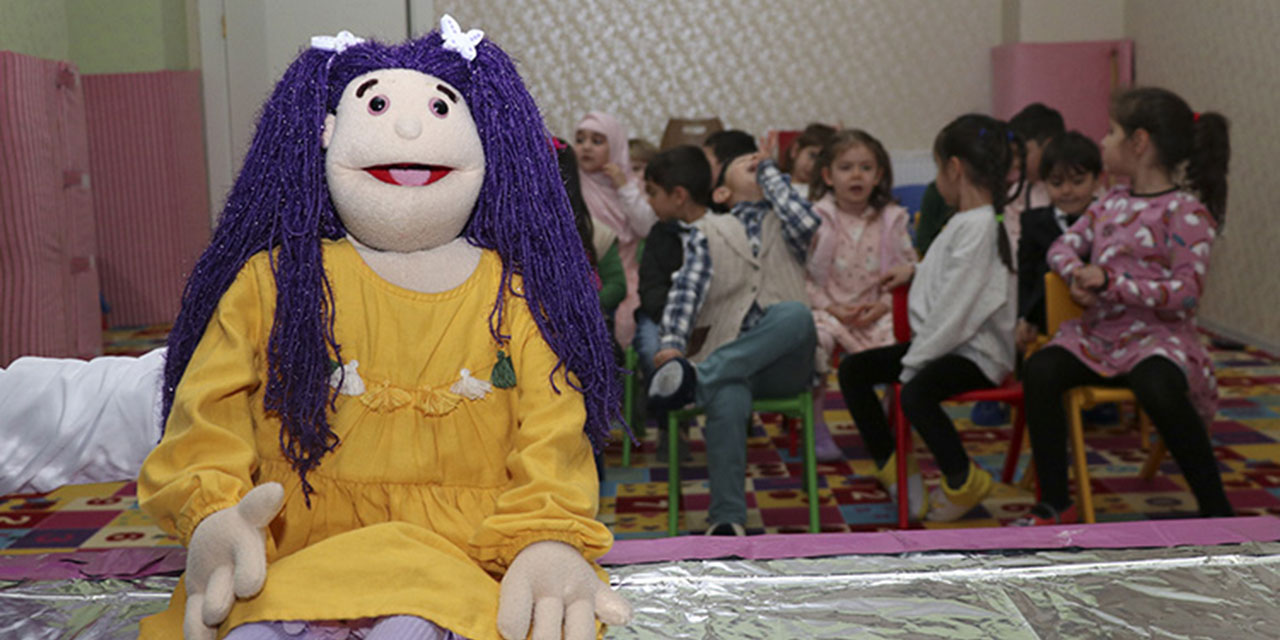 Kukla Şelale, çocuklara Kur'an-ı Kerim ve dua öğretiyor