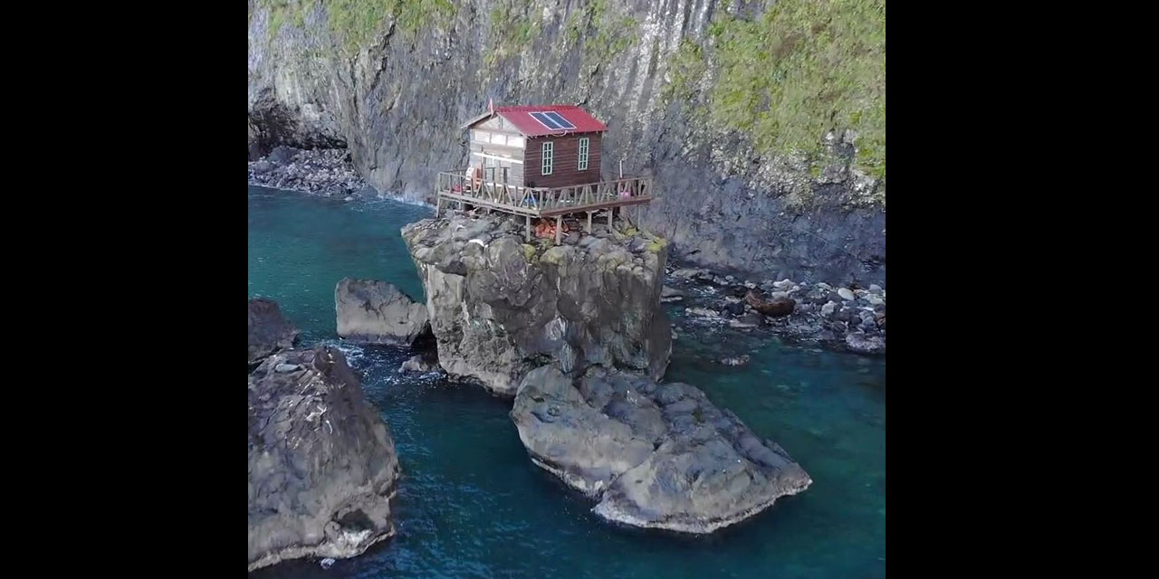 Koronavirüs hatırası: 8 metre yüksekliğindeki kayanın üstüne ev yaptılar