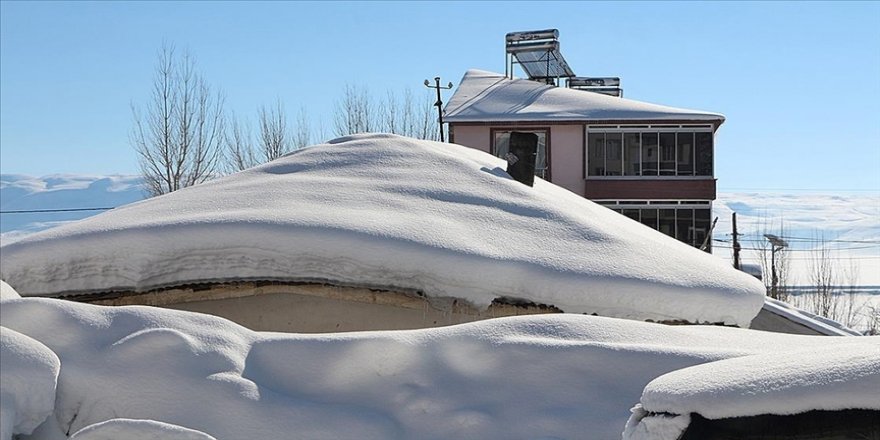 Karlıova'da tek katlı evler karda kayboldu