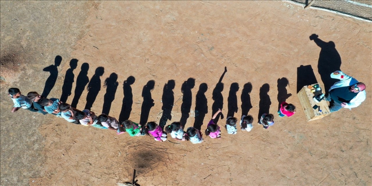 Öğretmenler Masalcı Nine ve Muciddin karakterleriyle köylerde çocuklarla buluşuyor