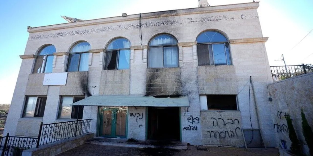 Hırsız israilliler, Batı Şeria'da bir cami ile iki evi kundakladı