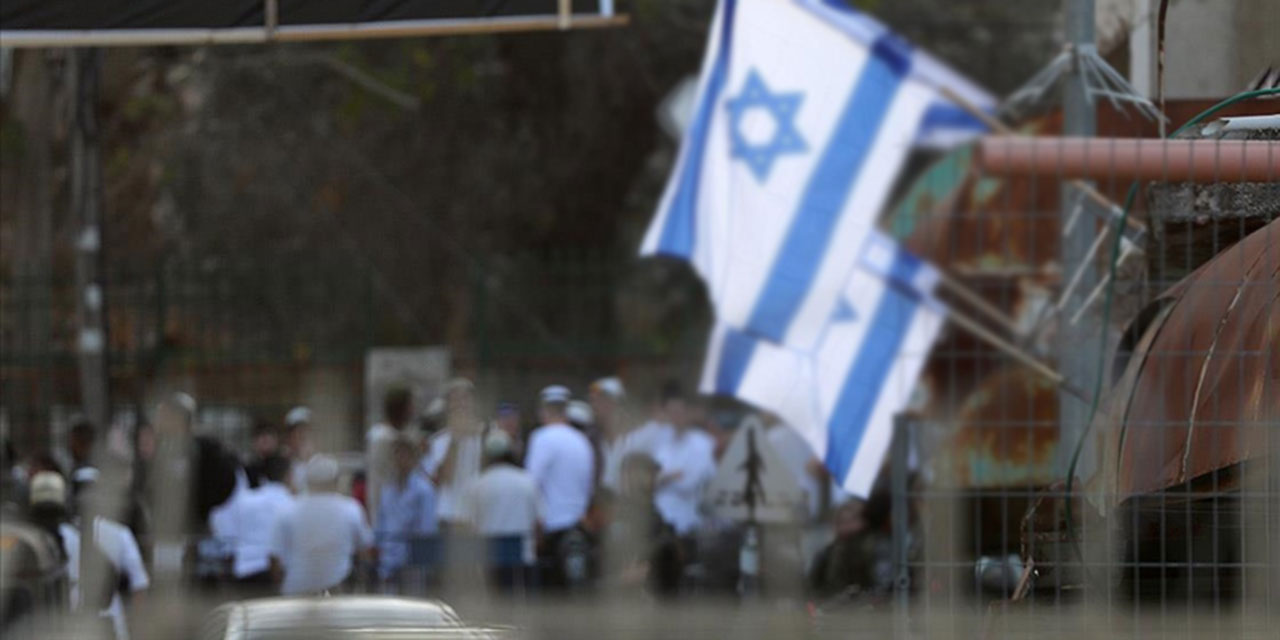 Filistin topraklarını gasbeden israilli hırsız yahudiler, Eriha'da bir camiyi ateşe verdi