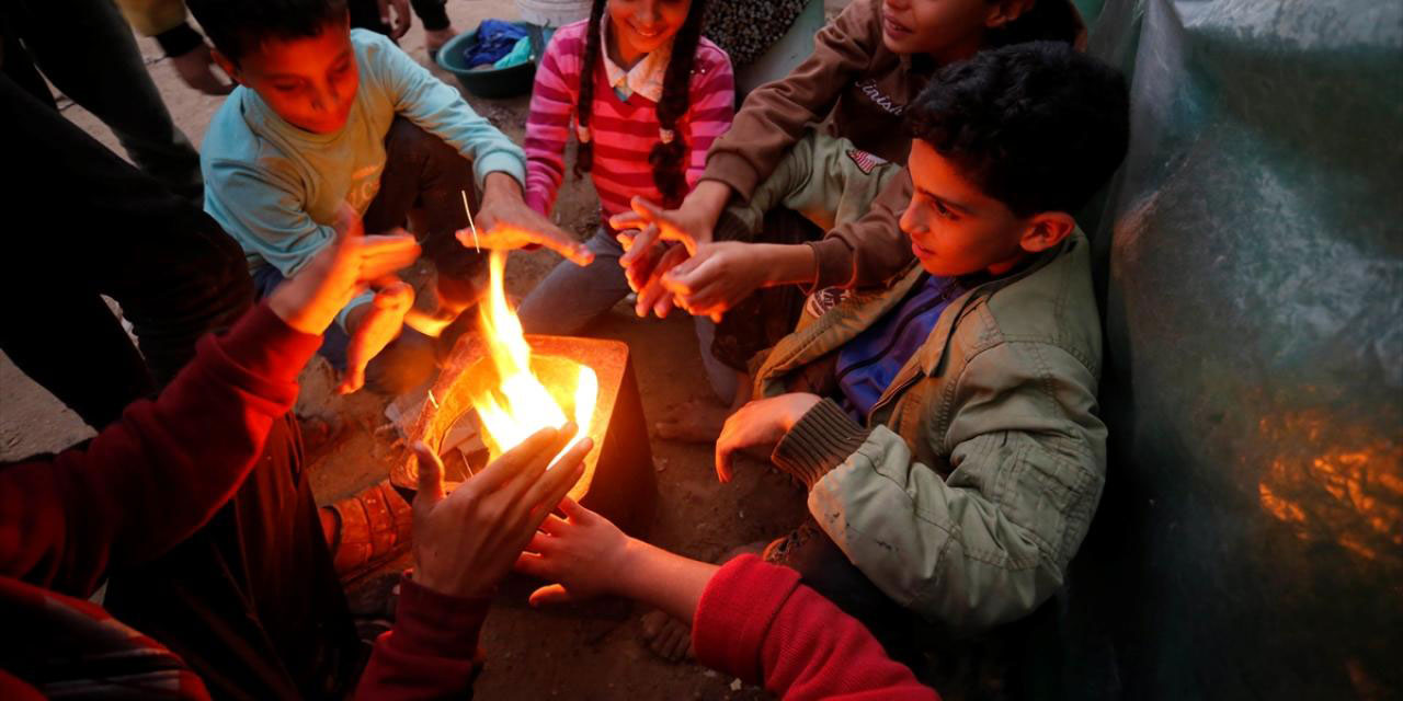 Çadırlarda kalan Gazzelilerin soğuk hava ile imtihanı