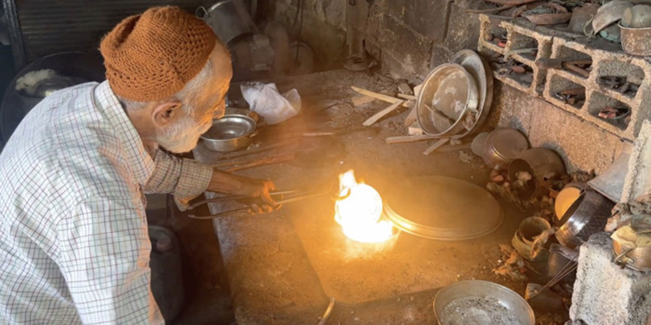 73 yaşındaki Hüseyin dede bu sıcakta ateş başında kalay yapıyor