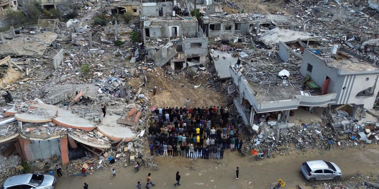 Gazze'de ateşkesin ardından ilk cuma namazı kılındı:  Camiler enkaz halde