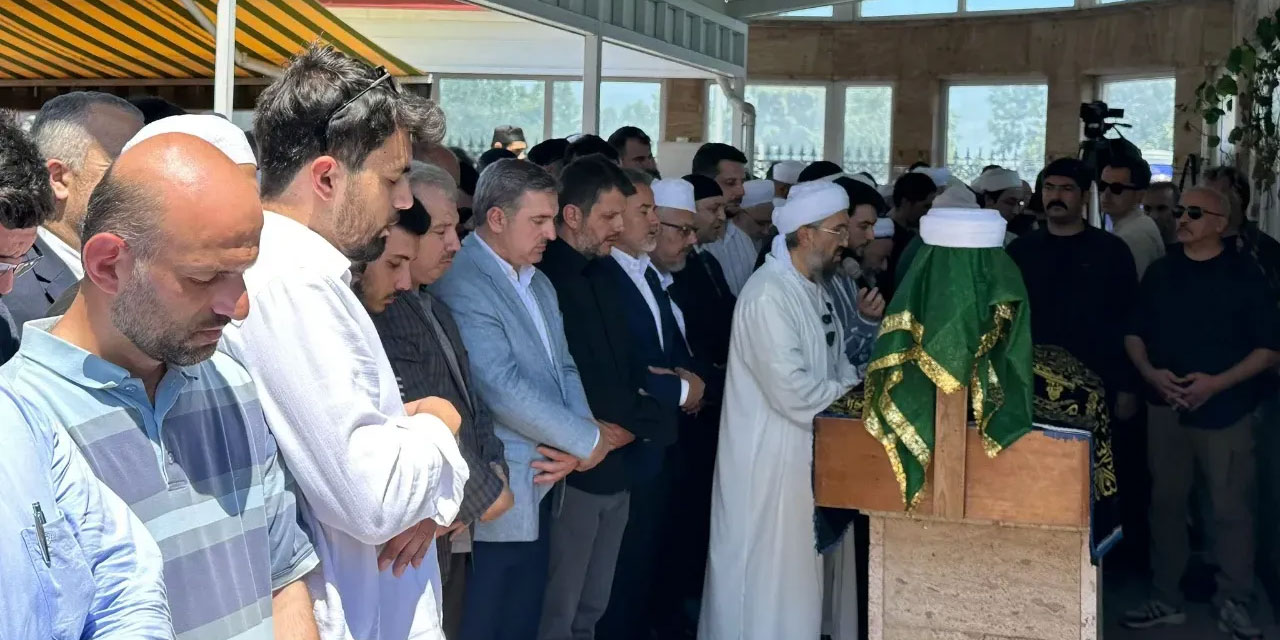 İhsan Şenocak'ın babası Kamil Şenocak Hoca dualarla ebedi aleme uğurlandı