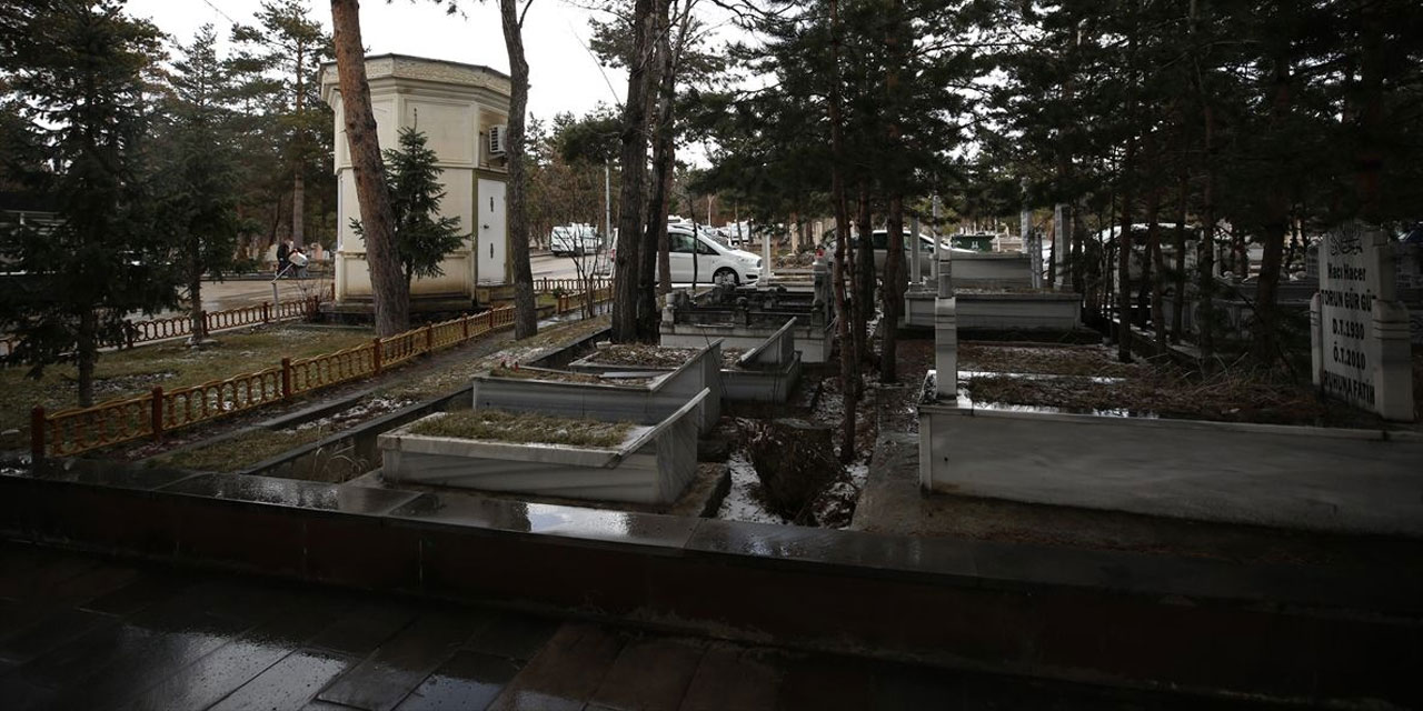 Erzurum Asri Mezarlığı'nda 24 saat canlı Kur'an okunuyor