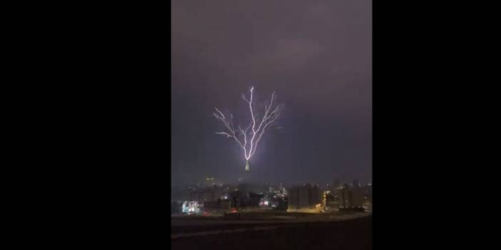 Mekke'deki Kraliyet Saat Kulesi'ne yıldırım düştü