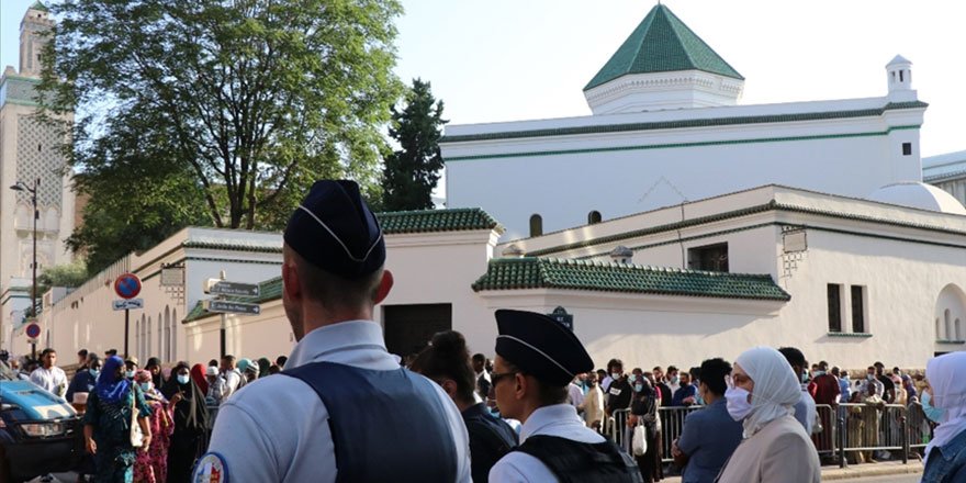 Fransa'da iki mescide İslam karşıtı yazılar yazıldı