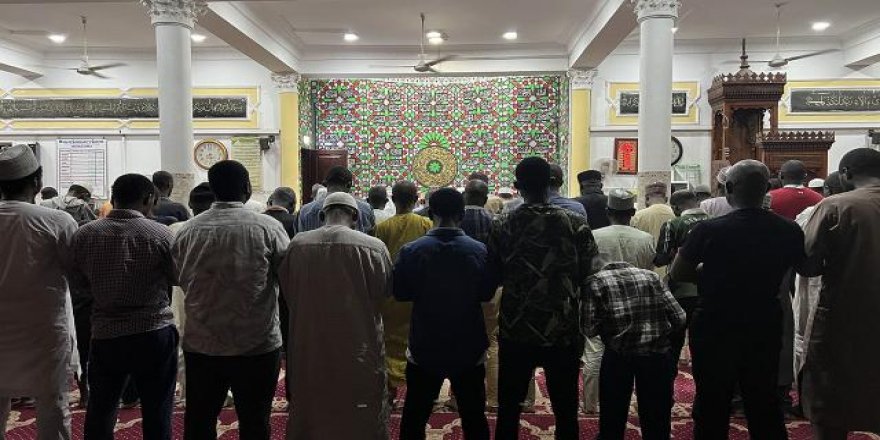 Nijeryalı Müslümanlar ilk teravih namazında 