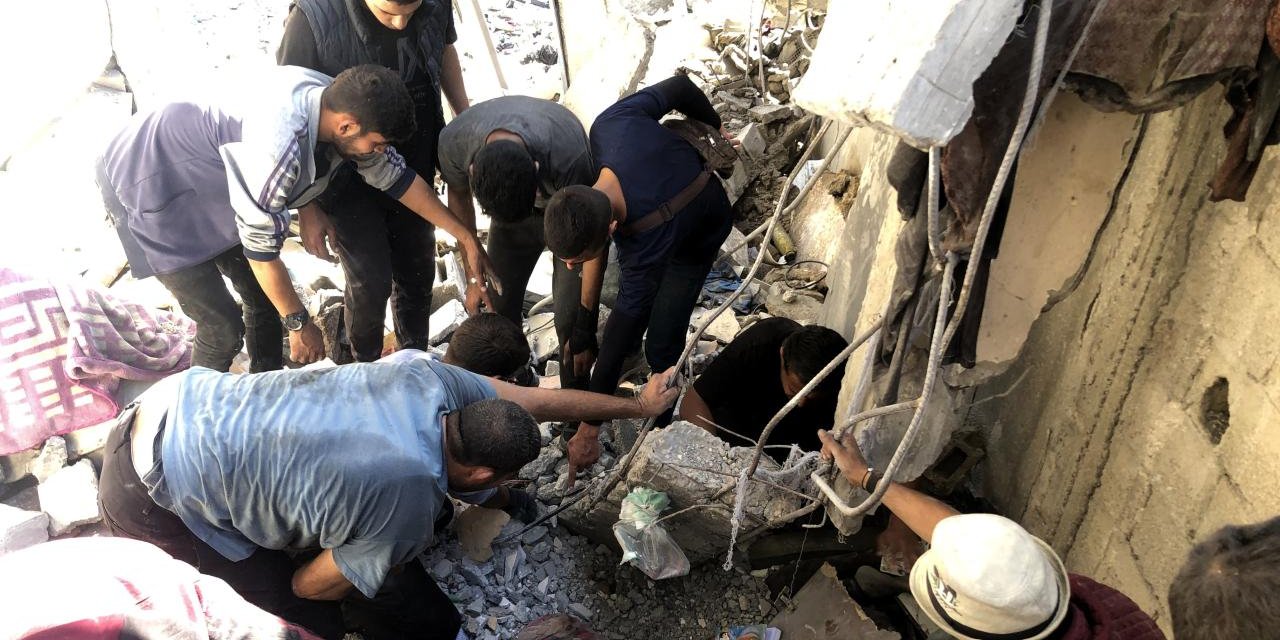 Aşağılık israil bir apartmanda 247 akrabayı katletti