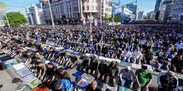 Rusya'da Kurban Bayram namazı coşkusu camilerden sokaklara taştı