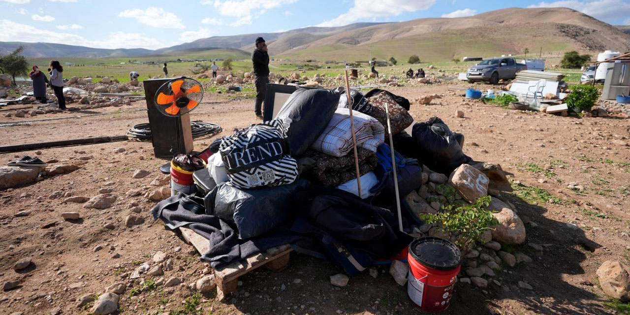 Filistin topraklarını gasbeden hırsız israilliler, Batı Şeria'da 15 aileyi yerinden etti
